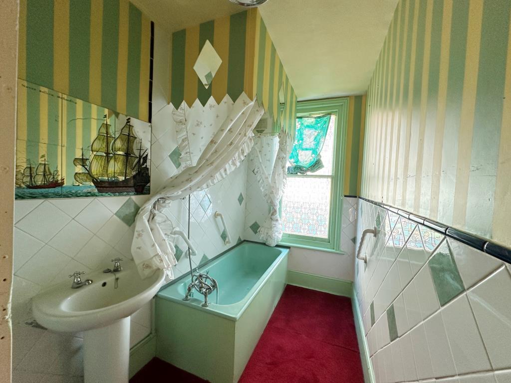 Lot: 129 - EIGHT-BEDROOM SEMI-DETACHED HOUSE FOR REFURBISHMENT - First Floor Bathroom with bath and basin